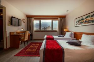 1659591216  Winbedroom Elyseehotelshiraz Mountainview Derak