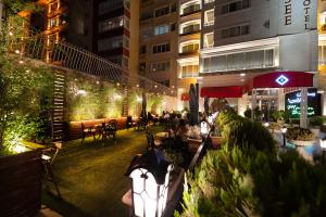 1660544519  Lyseehotelshiraz Rougecafe