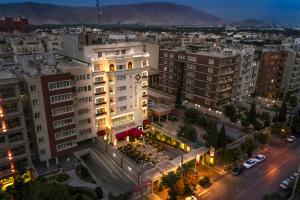 1660544611 Nightview Elyseehotelshiraz