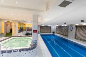 1664428415 Jacuzzi Elyseehotelshiraz Fitnessstudio