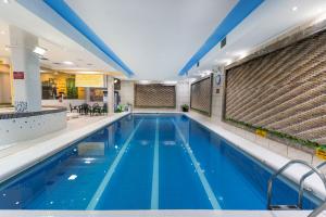 1664428416 Swimmingpool Elyseehotelshiraz Fitnessstudio